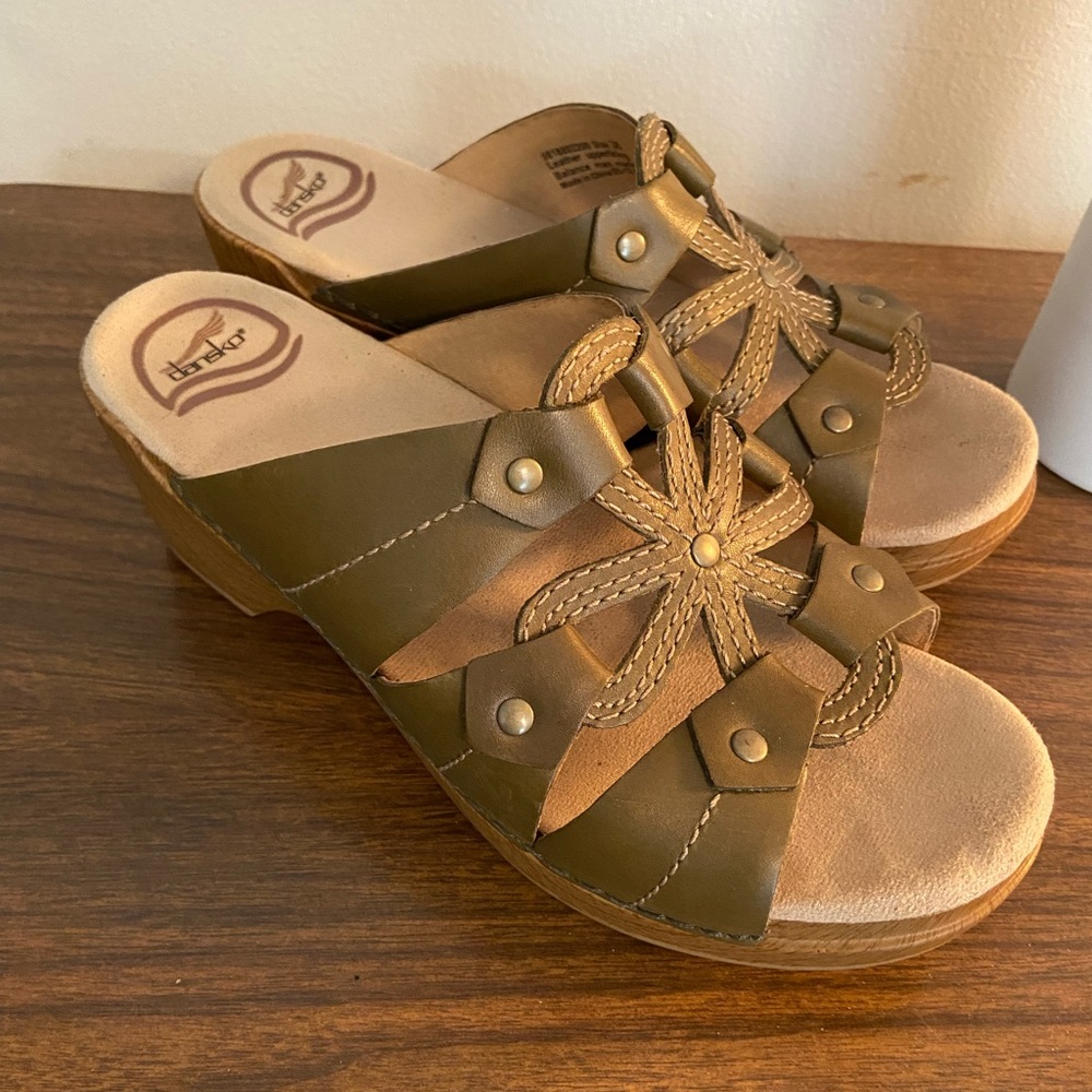 Dansko Sandal Clog. Olive green. Sz8